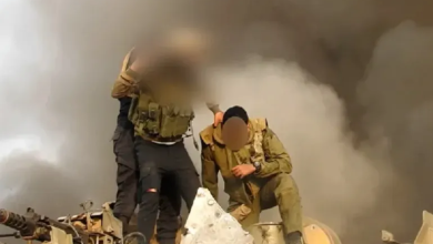Esir alınan bir İsrail askerini çekiştiren Filistinli savaşçılar (Sosyal Medya)
