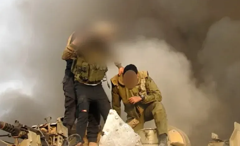 Esir alınan bir İsrail askerini çekiştiren Filistinli savaşçılar (Sosyal Medya)